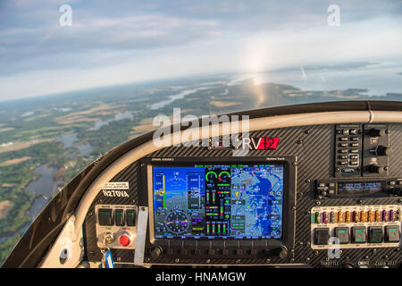 Blick aus dem Cockpit eines Glaselementes Vans RV12 leichtes Sportflugzeug Stockfoto