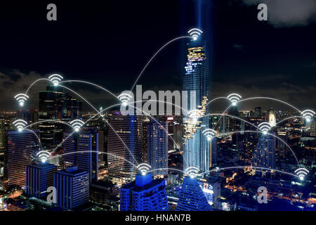Smart-City und drahtlose Kommunikationsnetz, Geschäftsviertel mit Bürogebäude, abstraktes Bild visuell, Internet der Dinge-Konzept Stockfoto