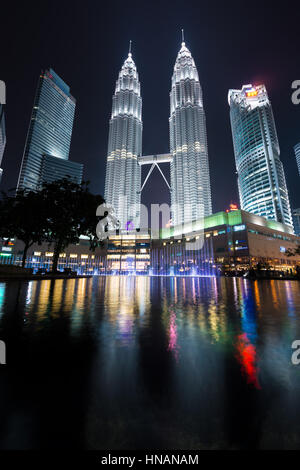 KUALA LUMPUR, MALAYSIA - 16. April 2016: Petronas Twin Towers mit musikalischen Springbrunnen in der Nacht in Kuala Lumpur, Malaysia Stockfoto