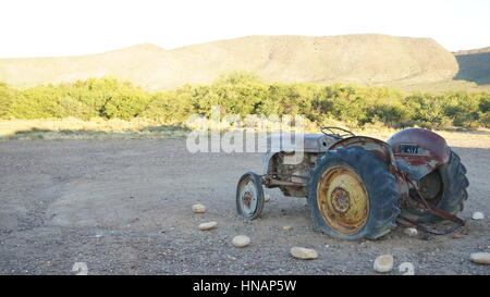 Alten Traktor auf Bauernhof Stockfoto