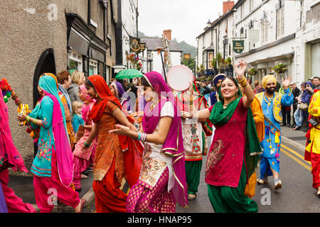 Weibliche indische Tänzer in der jährlichen Internationalen Eisteddfod street parade in Llangollen Wales Stockfoto