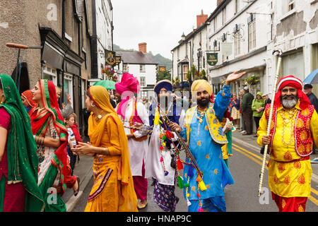 Männliche und Weibliche indische Tänzer in der jährlichen Internationalen Eisteddfod street parade in Llangollen Wales Stockfoto