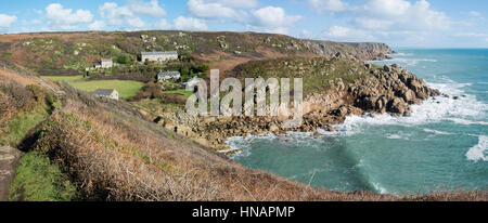 Einen Panoramablick auf die malerische und idyllische Küsten Dorf von Porthgwarra, als einer der Drehorte für Poldark verwendet. Cornwall, England. Stockfoto