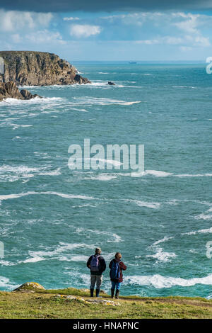 Zwei Wanderer stehen auf der Küste von Gwennap Head in Cornwall, England. Stockfoto