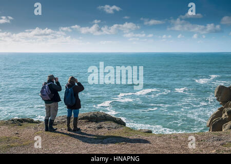 Zwei Wanderer stehen auf Gwennap Head in Cornwall, England. Stockfoto