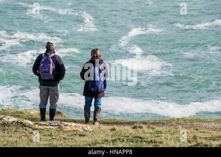 In Cornwall zwei Wanderer auf Gwennap Head stehen und blicken auf das Meer. Stockfoto