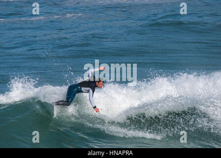 Ein Surfer auf einer Welle Sennen Cove in Cornwall. Stockfoto