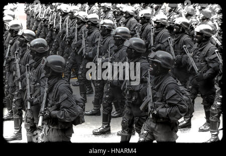 Militärische Uniformen peruanische Streitkräfte Stockfoto