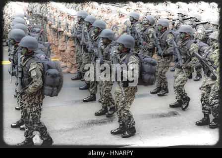 Militärische Uniformen peruanische Streitkräfte Stockfoto