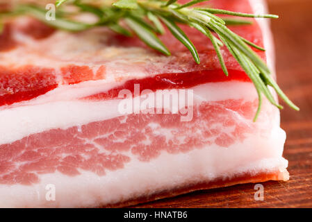 italienischem Speck Bauchspeck auf Schneidbrett aus Holz - italienische Küche Stockfoto