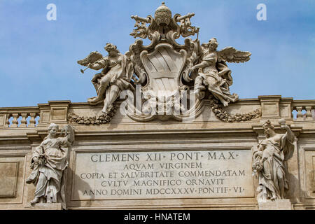 Papst Clement XII Emblem unter Engel mit Trompeten an der Spitze der Trevi-Brunnen in Rom Stockfoto