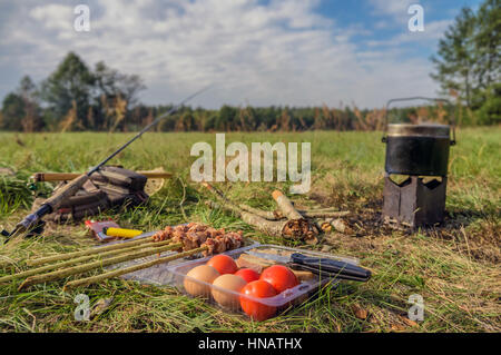 Picknick auf einem Angelausflug. Stockfoto