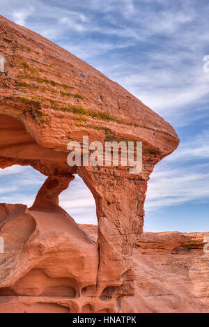 Nahaufnahme einer natürlichen Bogen Formation namens "Piano Rock" liegt im Valley of Fire State Park, Nevada, USA. Stockfoto