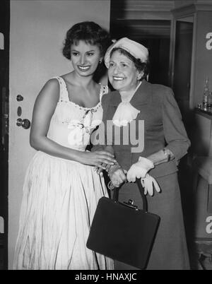 SOPHIA LOREN & LOUELLA PARSONS SCHAUSPIELERIN (1957) Stockfoto