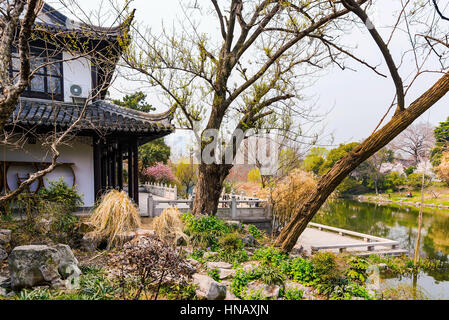 Chinesische Gebäude im traditionellen Stil mit der Natur auf Xuanwu See Stockfoto