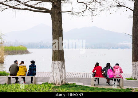 NANJING, CHINA - März 17: Chinesen sitzen und reden von Xuanwu See Erholungsgebiet am 17. März 2016 in Nanjing. Stockfoto