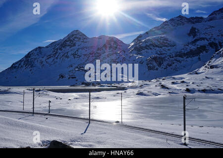 Roten Bernina Zug Lago Bianco Schweiz Stockfoto