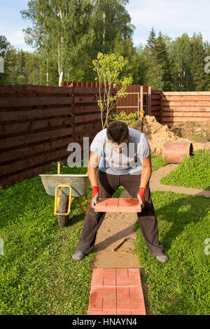 Man bringt die Betonplatten auf den Weg Stockfoto