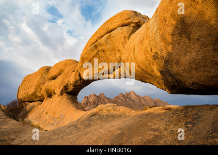 Spitzkoppe Inselbergs, Spitzkop, Granitgipfel, Matterhorn von Namibia, Namibia, Afrika, von Monika Hrdinova/Dembinsky Foto Assoc Stockfoto