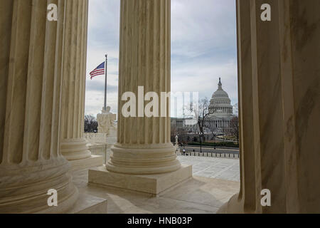 Säulenhalle des US Supreme Court Building zeigen Sie Capitol Building, Heimat des US-Kongresses an.  Flagge. Washington, DC. Stockfoto