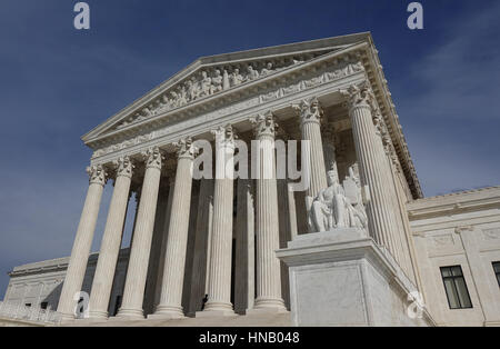 US Supreme Court Building niedrigen Winkel.  "Gleich Gerechtigkeit unter Gesetz" eingraviert über; Autorität des Gesetzes Statue Vordergrund Stockfoto