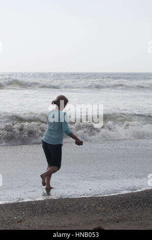 Frau am Strand im Twin Häfen State Park, West Port, WA, USA. Stockfoto