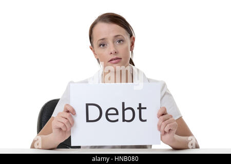 Frau hält ein Schild mit dem Wort Schulden darauf schauen besorgt und wütend geschrieben Stockfoto