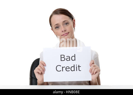Frau hält ein Schild mit dem Wort nad Kredit geschrieben drauf schauen besorgt und verärgert Stockfoto