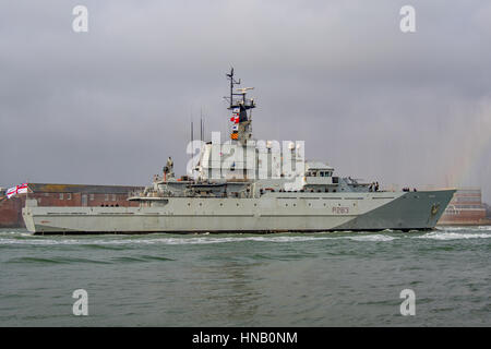 Die Royal Navy offshore Patrol Schiff HMS Mersey Rückkehr in Portsmouth, Großbritannien am 10/2/17 nach einem längeren Einsatz, eine einladende Regenbogen auf Ihrem Bogen. Stockfoto