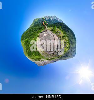 Sphärische Panorama 360 180 Mann mit Rucksack in Bergen stehen. Stockfoto