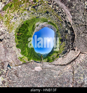 Sphärische Panorama 360 180 Mann mit Rucksack in Bergen stehen. Stockfoto