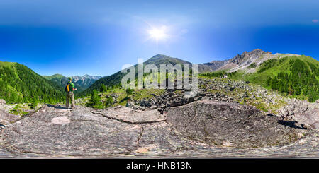 Sphärische Panorama 360 180 Mann mit Rucksack in Bergen stehen. Stockfoto