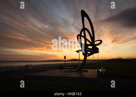 Aberavon Beach Kite Skulptur und Sonnenuntergang Stockfoto