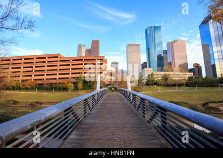 Houston Texas Skyline mit modernen Wolkenkratzern und blauer Himmel-Blick vom park Stockfoto