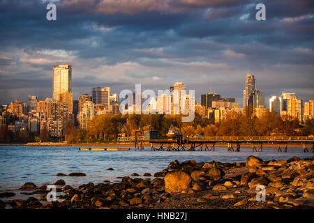 Downtown Vancouver, Britisch-Kolumbien, fotografiert von Kitsilano. Stockfoto