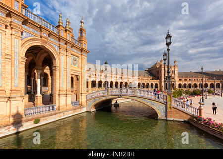 Sevilla, Spanien - 30. April 2016: Plaza de Espana, Blick von einer Brücke über den Kanal. Touristen besuchen den berühmten Platz. Stockfoto