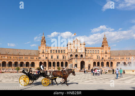 Sevilla, Spanien - 30. April 2016: Ein sonniger Tag am Plaza de Espana, Touristen besuchen den berühmten Platz, eine Pferdekutsche im Vordergrund vorbei Stockfoto