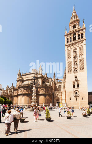 Sevilla, Spanien - 1. Mai 2016: Die Giralda, ehemalige Minarett, heute Bell Turm der Kathedrale von Sevilla. Touristen rund um den Brunnen auf der Plaza del Triunfo Stockfoto