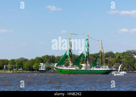 Hamburg, Deutschland - 8. Mai 2016: Deutsche Segelschiff Alexander von Humboldt II an Elbe bei Abreise Parade der 827th Hamburger Hafengeburtstag Stockfoto