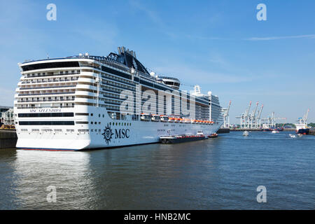 Hamburg, Deutschland - 19. Mai 2016: Kreuzfahrtschiff MSC Splendida am terminal Steinwerder im Hamburger Hafen, wo es von einem Versorgungsschiff betankt wird. Stockfoto