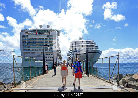 Viking Star und P & O Azura Kreuzfahrtschiffe vor Anker am Port Zante, Basseterre, St. Kitts Stockfoto