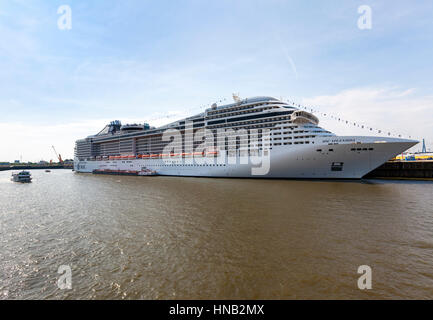 Hamburg, Deutschland - 19. Mai 2016: Kreuzfahrtschiff MSC Splendida am terminal Steinwerder im Hamburger Hafen, wo es von einem Versorgungsschiff betankt wird. Stockfoto