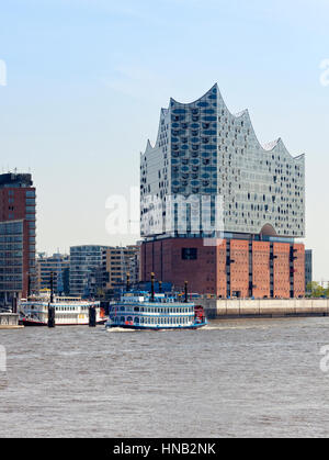 Hamburg, Deutschland - 19. Mai 2016: Die Elbphilharmonie, ein Konzertsaal im Stadtteil HafenCity. Der Neubau befindet sich auf einer alten Lagerhalle. Stockfoto