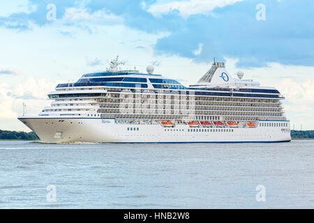 Stade, Deutschland - 22. August 2016: Kreuzfahrtschiff MARINA auf die Elbe Fluss in Richtung Norwegen. MS Marina ist von Oceania Cruises betrieben und registriert in M Stockfoto