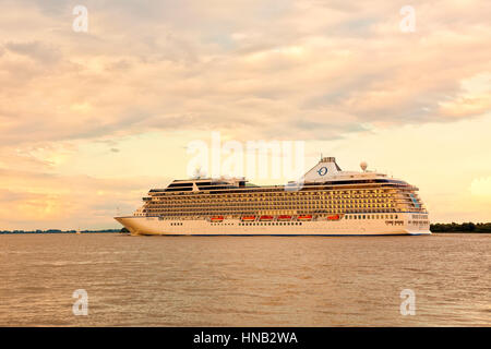 Stade, Deutschland - 21. August 2016: Kreuzfahrtschiff MS Marina, betrieben von Oceania Cruises auf der Elbe in der Nähe von Hamburg. Stockfoto