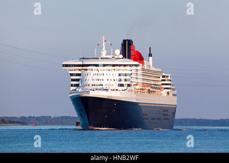 Stade, Deutschland - 30. August 2016: Luxus-Kreuzfahrt Schiff RMS Queen Mary 2 auf Elbe Fluß Überschrift nach Southampton. Stockfoto