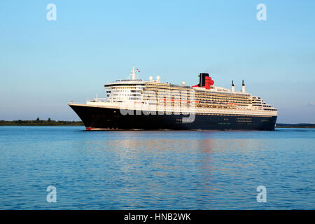 Stade, Deutschland - 30. August 2016: Luxusliner RMS Queen Mary 2 Abfahrt von Hamburg nach Southampton auf Elbe in Abend Sonne. Stockfoto