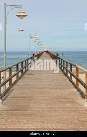 Göhren, Deutschland - 22. September 2016: Die hölzerne Pier am Strand Ostsee an einem Spätsommertag. Die Struktur ist 350 m lang und wurde wieder aufgebaut Stockfoto