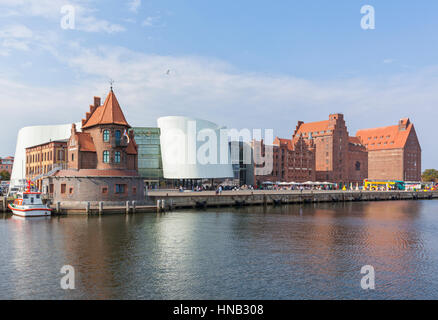 Stralsund, Deutschland - 23. September 2016: Der historische Hafen Stralsund mit Ozeaneum Aquarium und Ziegel lagern. Stockfoto