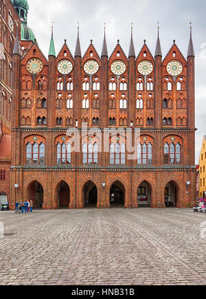 Stralsund, Deutschland - 23. September 2016: UNESCO Welt Kulturerbe Website Stralsunder Rathaus. Stockfoto